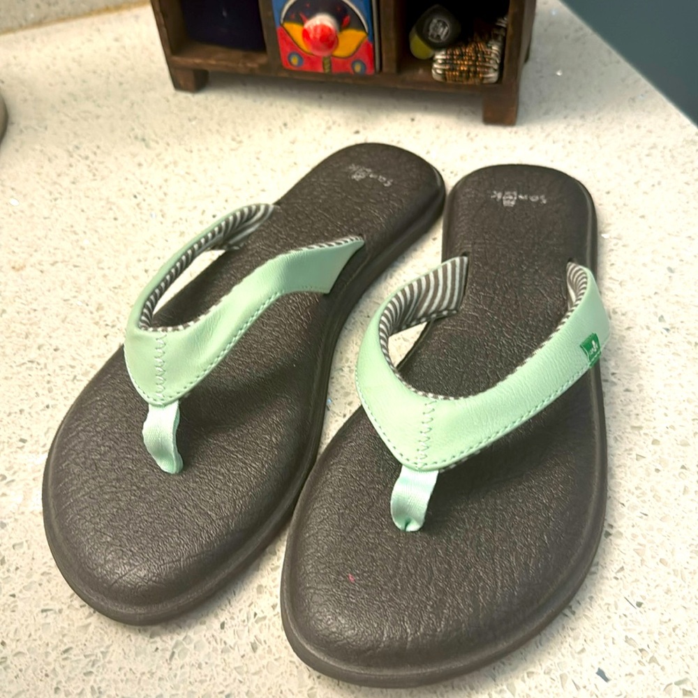 Sanuk flip flops size 8 narrow